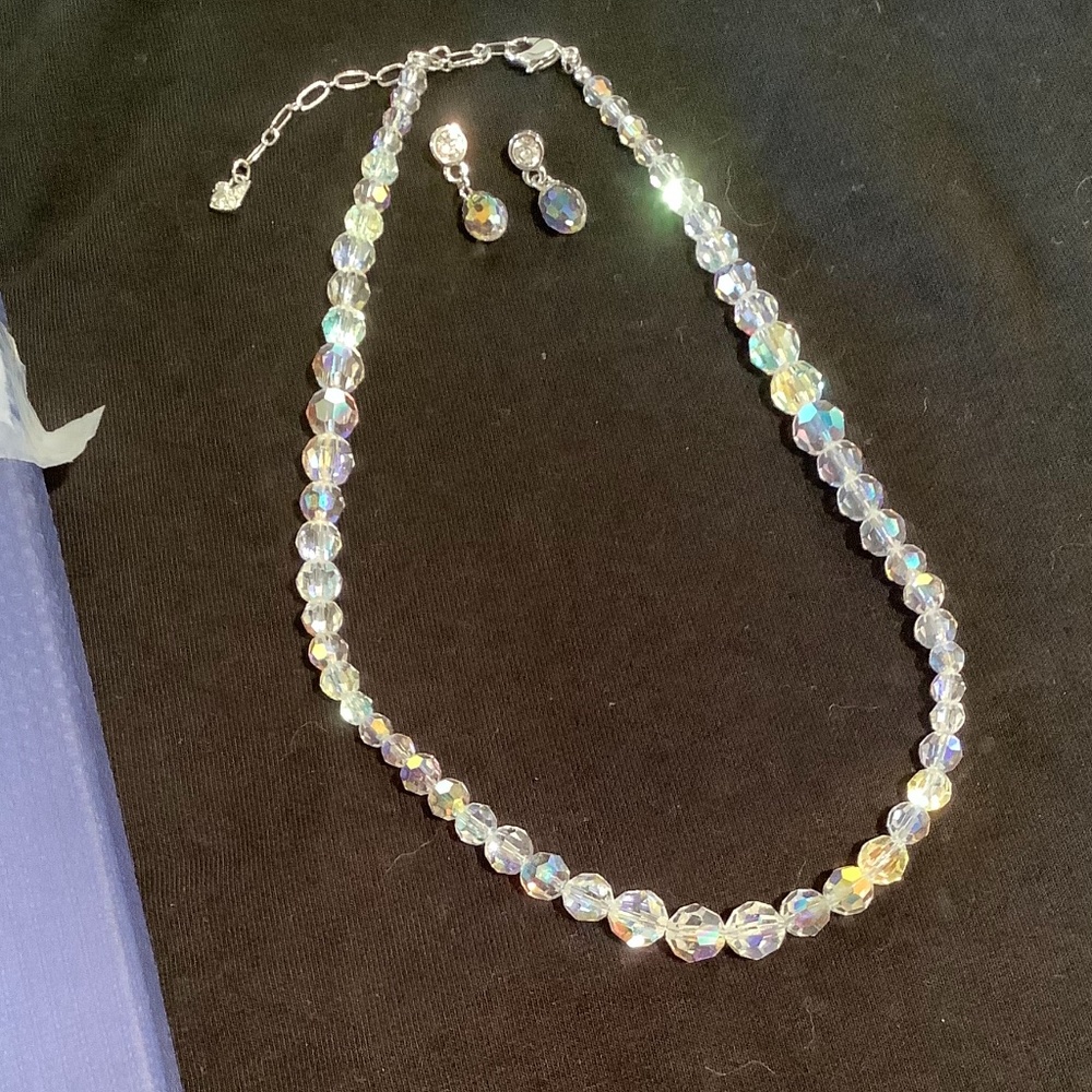Beautiful Swarovski crystal necklace and earring set
